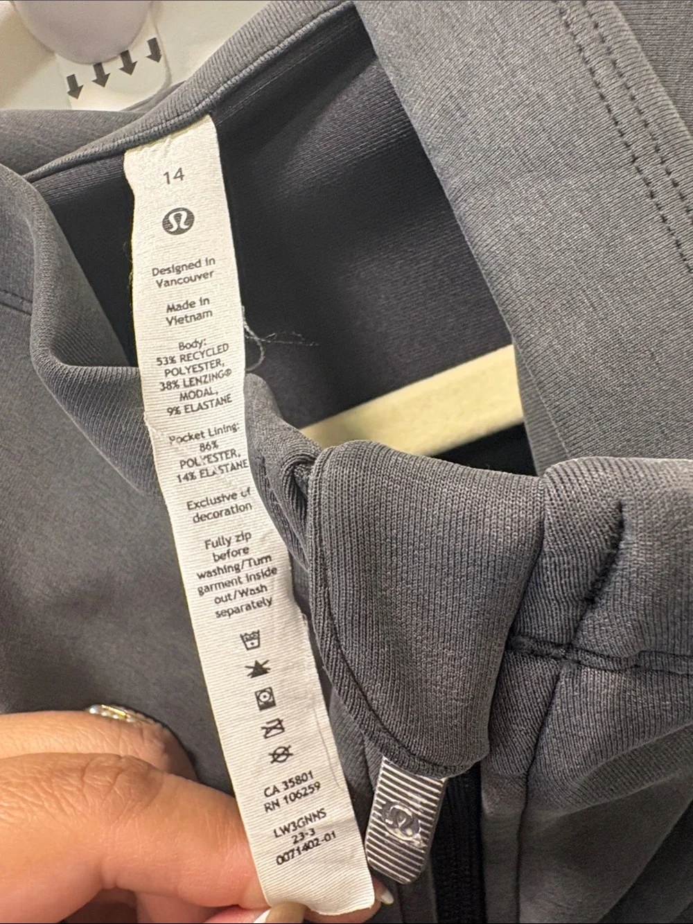 LULULEMON ATHLETICA WOMENS SOTFSTREME CINCH-WAIST JACKET!